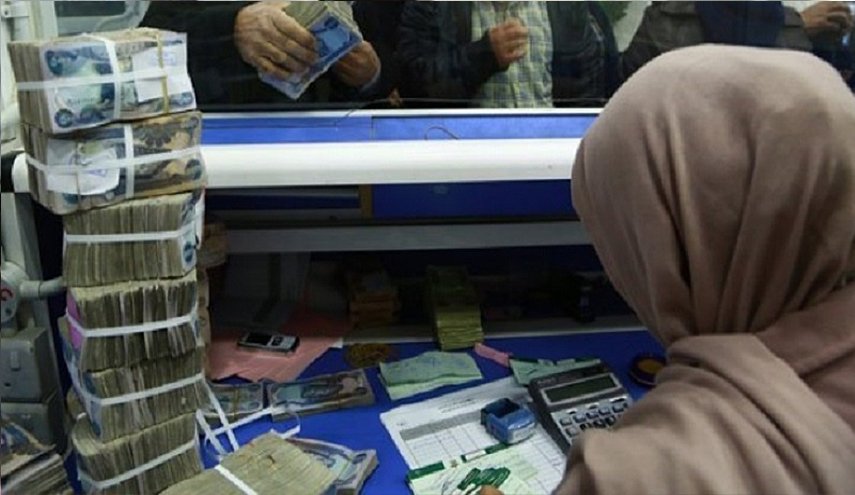 خبير اقتصادي يتوقع ان تلجأ الحكومة العراقية لخفض رواتب الموظفين
