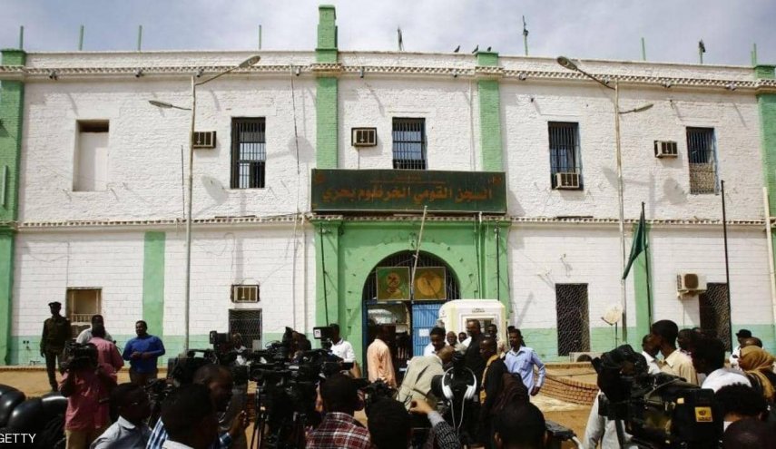 احتجاج لذوي رموز النظام السوداني السابق بعد تفشي كورونا في سجن كوبر