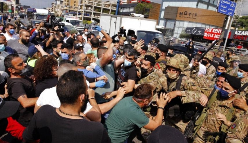 من يعرقل الحلول ويدفع بفوضى الشارع في لبنان؟