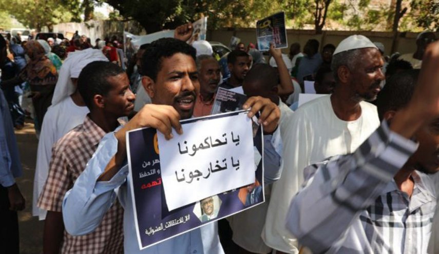 أمام سجن 'كوبر' بالخرطوم... احتجاج لأسر معتقلي نظام البشير