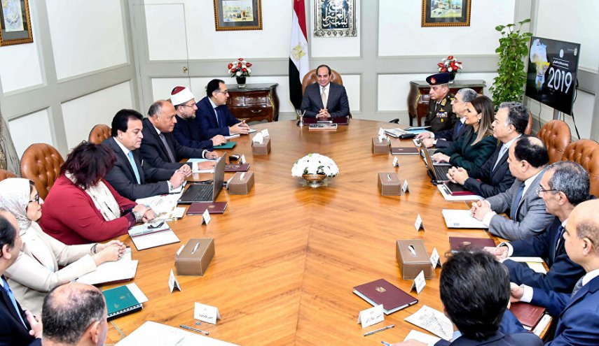مصر..الحكومة ستقرر خصم 1% من رواتب الموظفين لمواجهة كورونا