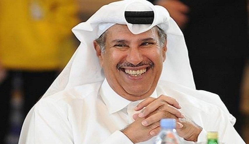 صورة.. حمد بن جاسم حلاق لابنه في زمن الكورونا 