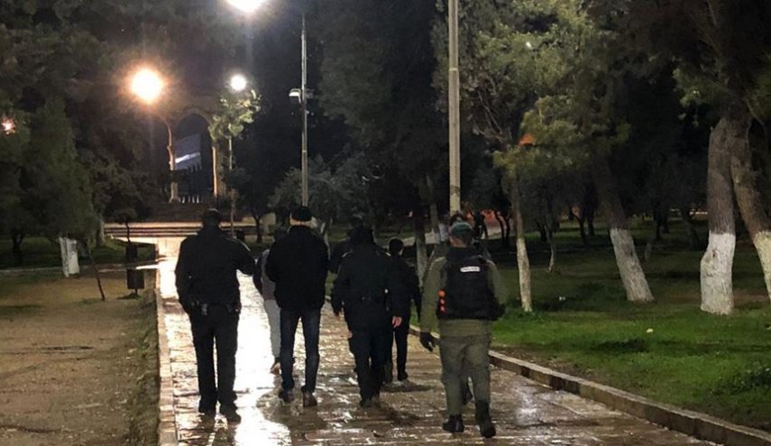 قوات الاحتلال تعتقل فلسطينيين من القدس والخليل