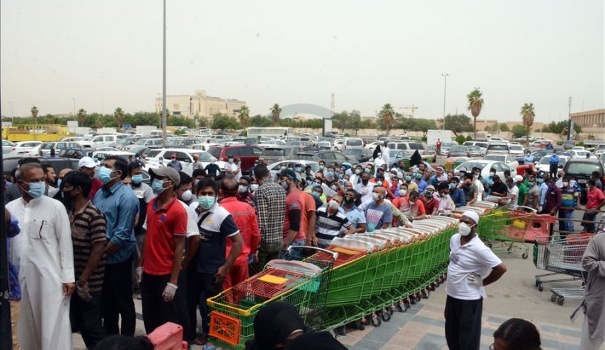 شاهد.. كويتيون يتحدون كورونا قبيل تنفيذ الحظر الشامل