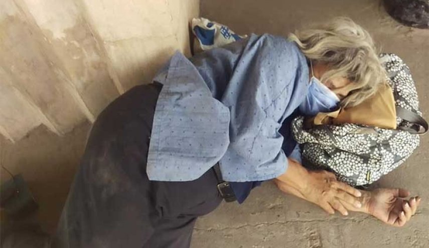 غضب في مصر لمشهد والدة علاء عبد الفتاح ممددة أمام باب السجن