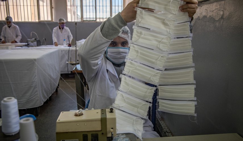 بالصور... سجناء المغرب يصنعون 20 ألف كمامة يوميا