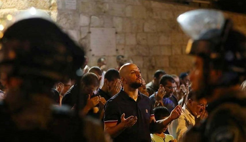 الاحتلال يعتدي على المصلين في باب الاسباط بالاقصى

