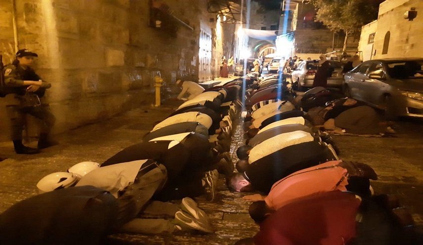 المقدسيون يؤدون صلاة الفجر على أبواب الأقصى
