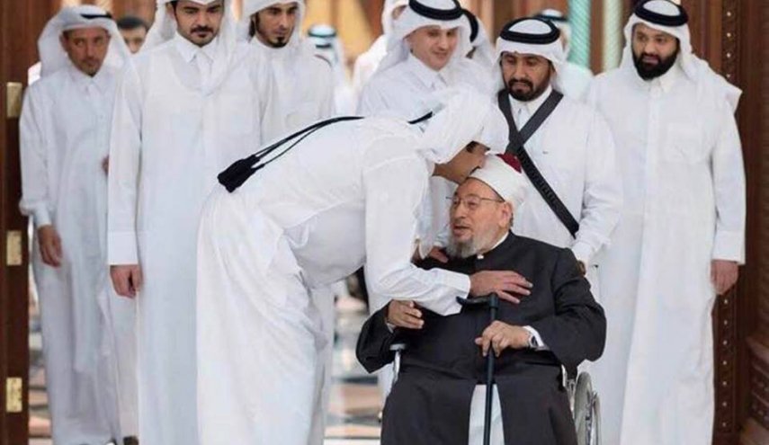 كاتب كويتي يهاجم القرضاوي ويطعن قطر
