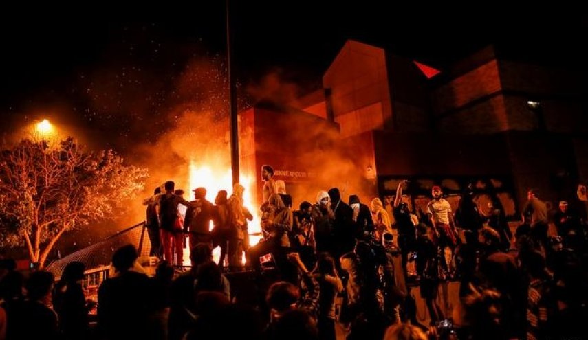  حاكم مينيسوتا يستدعي الحرس الوطني لاخماد الاضطرابات