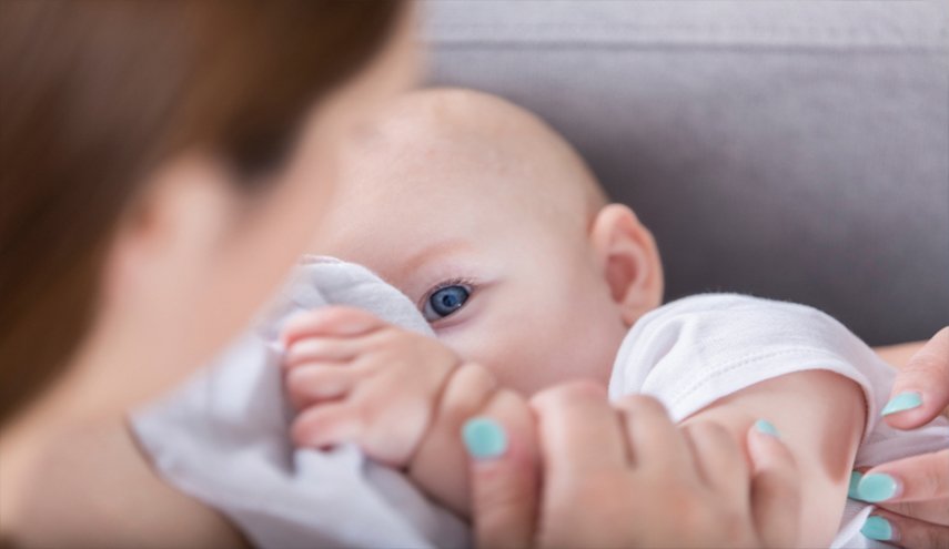 دراسات جديدة تكشف أمرا خطيرا.. كورونا ينتقل عن طريق حليب الام!