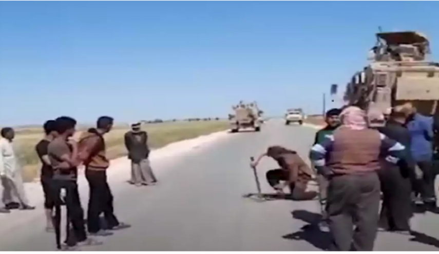  الجيش السوري والاهالي يعترضون رتلا امريكيا في الحسكة 