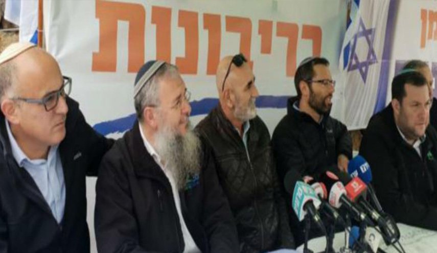 رئيس باع القدس للصهاينة وهم يبصقون عليه 