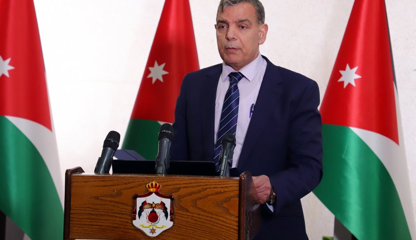 وزير عربي يشكو من 'عدم وجود واسطة عنده لتدبير ابنه الطبيب'!