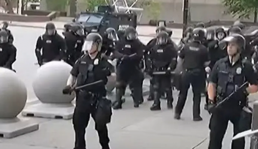 حادثة دفع المسن بأميركا تتفاعل.. استقالة جماعية لفرقة طوارئ