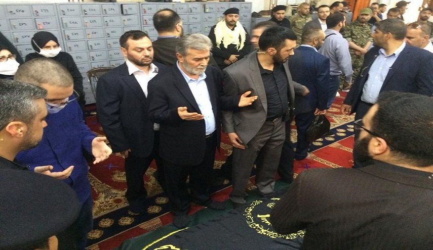 بالصور.. زياد نخالة یلقي نظرة الوداع على جثمان الراحل رمضان شلح 