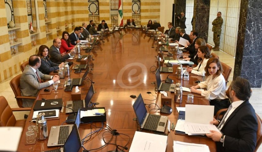 دولار بيروت.. حرب مفتوحة على مالية لبنان