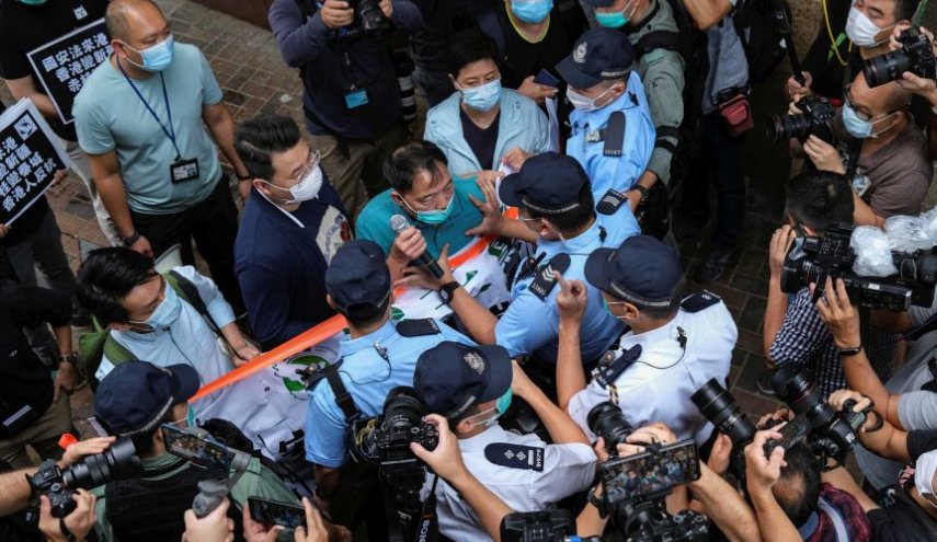 توبيخ شرطى فى هونغ كونغ لهتافه بشعار حياة السود مهمة
