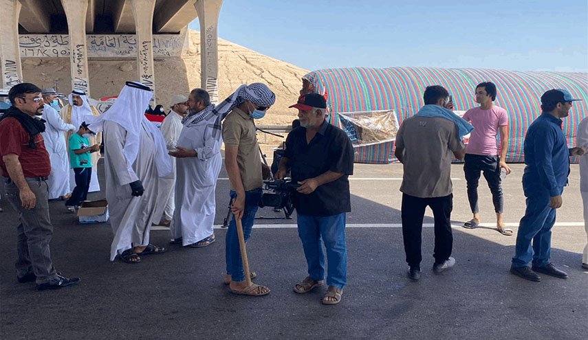 العراق..ذوو الشهداء والسجناء السياسيين يقطعون طريقا دوليا
