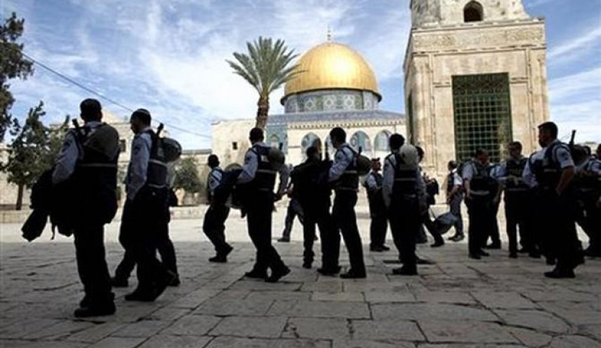 مستوطنون يقتحمون ساحات المسجد الأقصى بالقدس المحتلة
