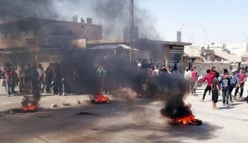 اهالي قرية الشيخ عثمان يتظاهرون ضد 