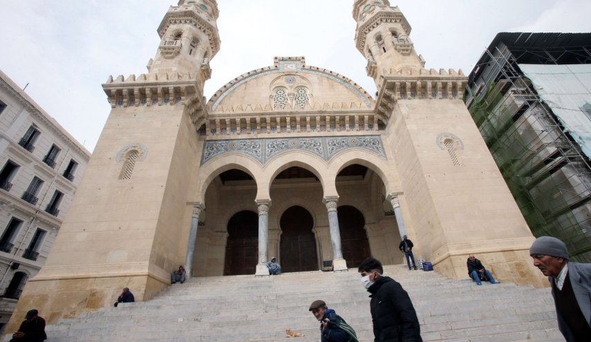 جدل في الجزائر بسبب عدم إعادة فتح المساجد
