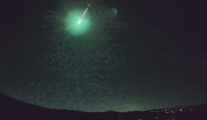 بالفيديو.. كرة نار زرقاء غامضة تخترق السماء