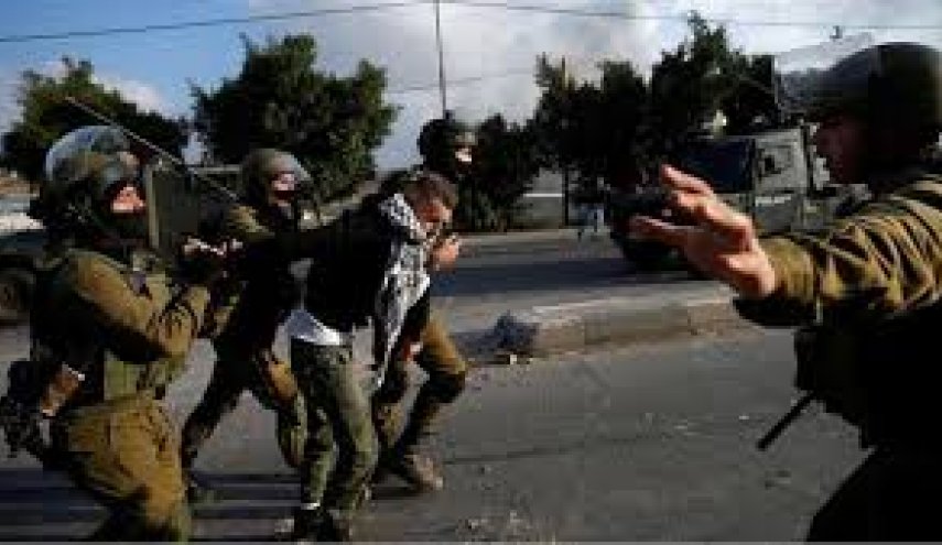اعتقال 15 فلسطينيا وإصابة اخر على يد قوات الإحتلال