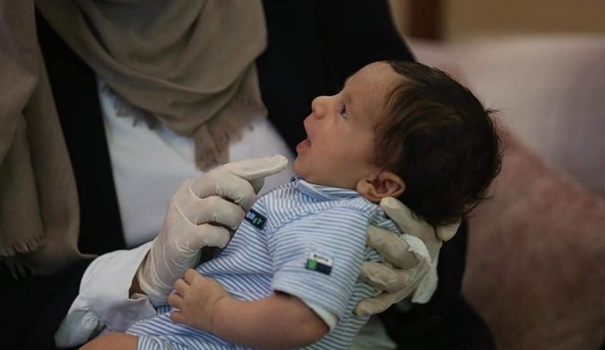 صور مؤثرة لرضيع فلسطيني مصاب بكورونا 