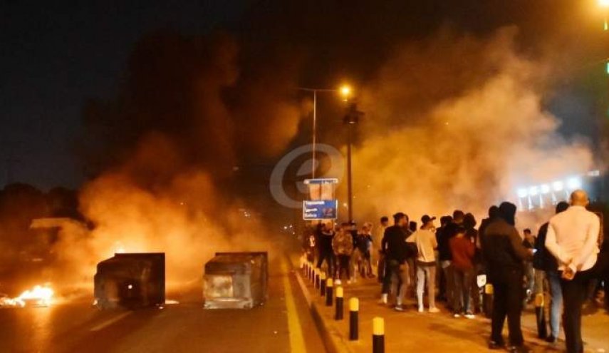 قطع بعض الشوارع في بيروت ليلا