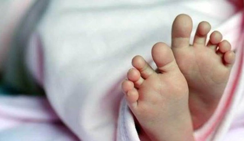 حادث فجيع .. أب يكسر عظام ابنته الرضيعة