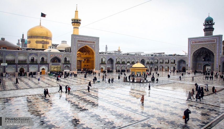 شاهد..فرش الورود في مداخل ضريح الامام الرضا عليه السلام