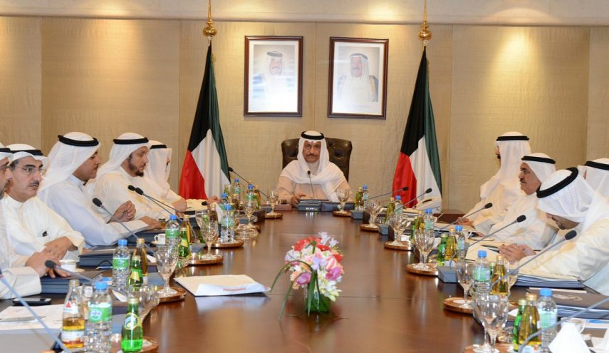 الكويت تخفض مكافآت موظفي الحكومة 50 بالمائة
