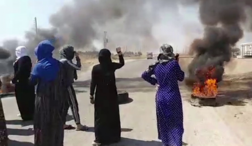 أهالي قرية في القامشلي يتظاهرون ضد الاحتلال الأمريكي