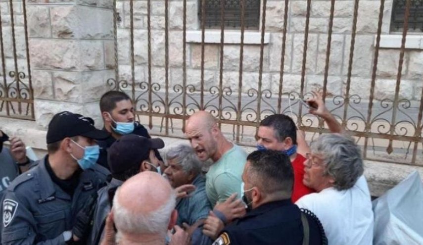 شاهد بالصور.. شرطة الإحتلال تقمع متظاهرين أمام بيت نتانياهو