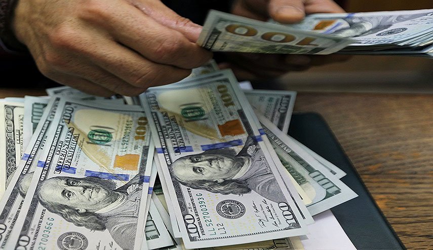 الدولار ينخفض تحت وطأة كورونا لأدنى مستوى له في عامين