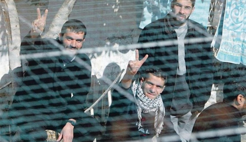 أسرى حماس وفتح يباركان تقارب الحركتين
