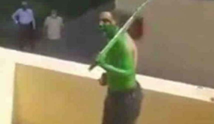 قصة 'الرجل الأخضر' المصري الذي اقتحم مدينة الإنتاج الإعلامى بالقاهرة!