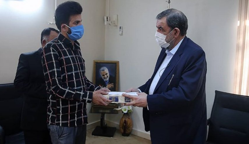 دبیر مجمع تشخیص مصلحت از جوان فداکار حادثه کلینیک سینا تجلیل کرد
