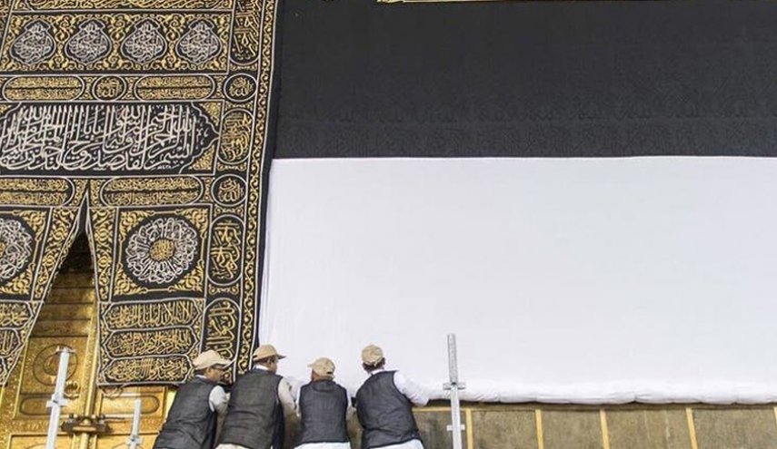 استعدادا لموسم الحج الاستثنائي: رفع كسوة الكعبة