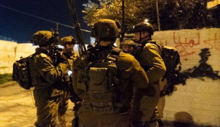 قوات الاحتلال تعتقل وتعتدي على الفلسطينيين في الضفة والقدس