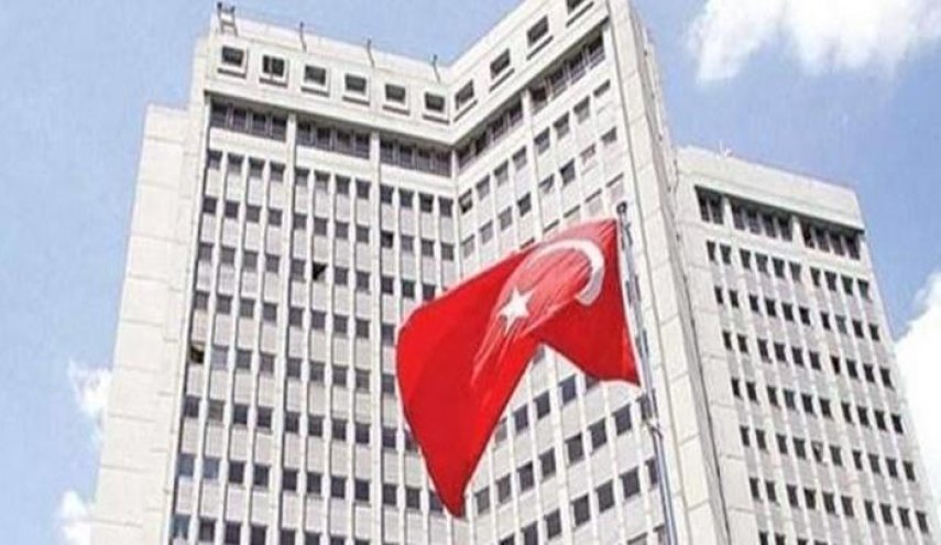 الدفاع التركية تهدد اليونان بـ