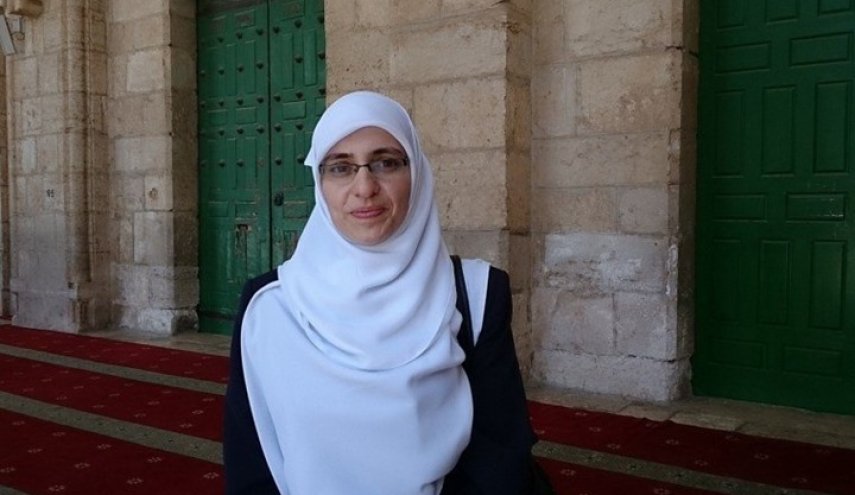 الاحتلال يعتقل مرابطة فلسطينية