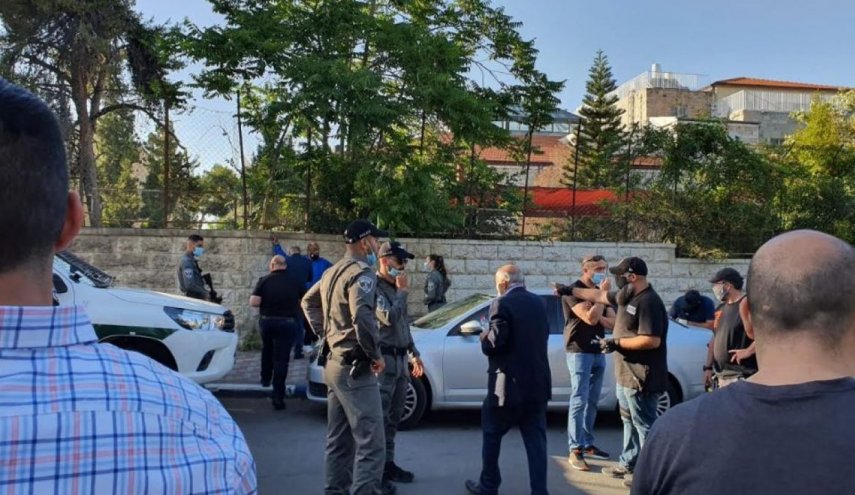 الاحتلال يقمع وقفة تضامنية ويعتقل مسؤول في