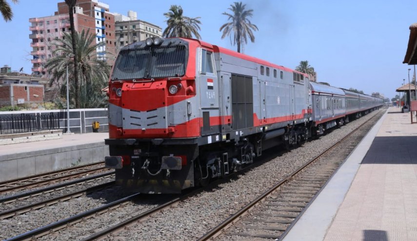شاهد..المصريون يفرحون بركوب القطارات الروسية الجديدة 