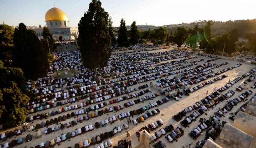 عشرات الآلاف يؤدون صلاة العيد في المسجد الأقصى