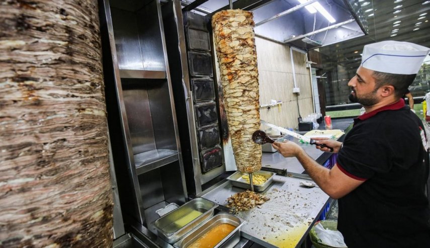 'بكتيريا الشاورما' تطغى على فيروس كورونا في بلد عربي