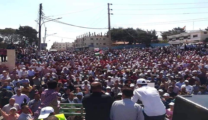 معلمو الأردن يتجهزون الأحد لتظاهرات ليلية