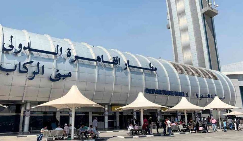 إنزال مصريين من طائرة متجهة للكويت قبل لحظات من إقلاعها