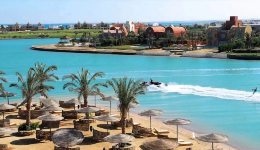 بالصور..سقوط طائرة مصرية في مطار الجونة